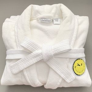 Happy Hotel robe